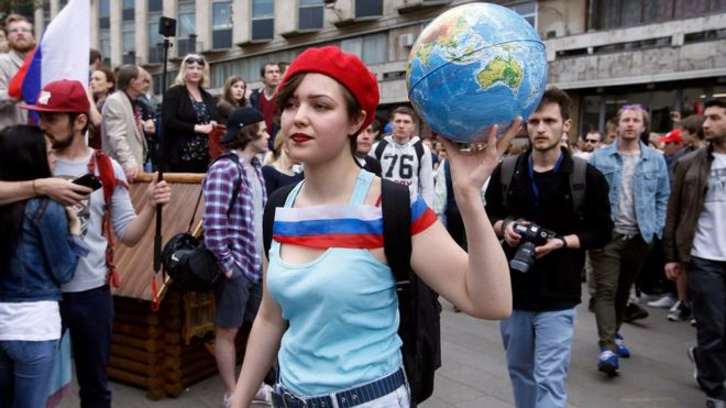 Девушка с глобусом на Тверской улице в центре Москвы, Россия, 12 июня 2017 года, где сторонники оппозиции проводят несанкционированный митинг