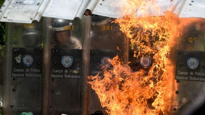 Полиция защищает себя от беспорядков в Каракасе 4 мая 2017 года
