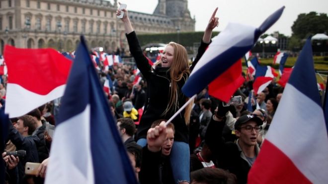 Прибічники Макрона святкують біля Лувра в Парижі