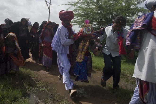 திருமணத்திற்கு மணமகளை அழைத்து வருகிறார் அவரது தந்தை