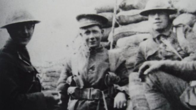 Преподобный Эрнест Кросс (слева) с двумя солдатами Девонширского полка в окопах
