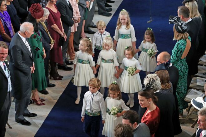 Подружки невесты и мальчики-пейджеры прибывают на свадьбу принцессы Евгении к Джеку Бруксбанку в часовне Святого Георгия в Виндзорском замке, Виндзор, Великобритания, 12 октября 2018 года