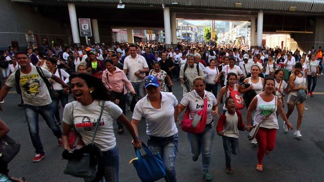 10 июля венесуэльцы пересекаются из Сан-Антонио-дель-Тачира, Венесуэла, в Кукуту, Колумбия