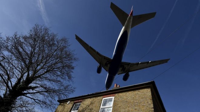 Пассажирский самолет пролетает над домом, когда он совершает посадку в аэропорту Хитроу в марте 2015 года