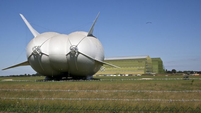 Airlander 10 рядом со своим ангаром