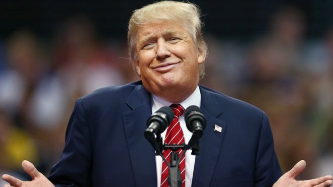 Donald Trump hace un gesto de duda
