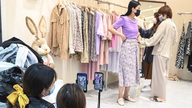 Магазин одежды в южном городе Гуанчжоу продает одежду в прямом эфире