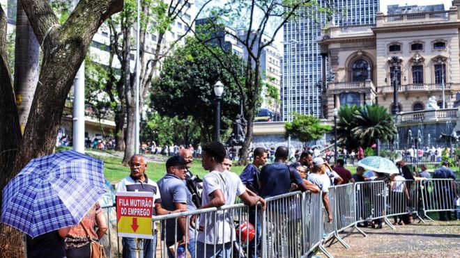 Fila do mutirão do emprego em São Paulo