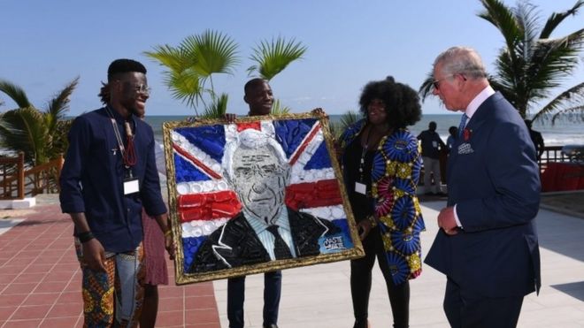 Принцу Уэльскому представлен портрет его самого, сделанный из переработанного пластика, когда он участвует в мероприятии по пластике в Песочнице, Аккра, Гана, в шестой день своей поездки в Западную Африку с герцогиней Корнуолл