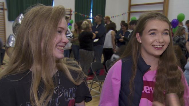 Сестры-близнецы Люси и Кэти Нокс были в восторге от своих результатов GCSE
