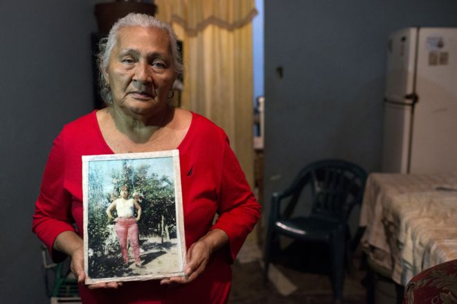 Эдита Мальдонадо держит фотографию своей покойной дочери Розы