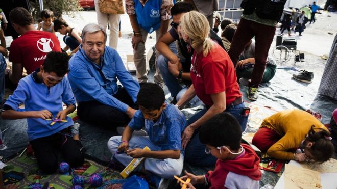 Новый генеральный секретарь ООН Антонио Гутерриш с работниками Красного Креста в лагере беженцев