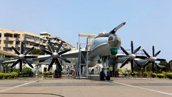 విశాఖ సాగర తీరంలో టీయూ-142 యుద్ధ విమానం
