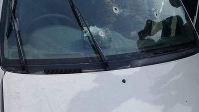 Пулевые отверстия в окне автомобиля
