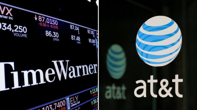 на комбинированной фотографии показана цена акций Time Warner на Нью-Йоркской фондовой бирже и логотип AT & T в Нью-Йорке, штат Нью-Йорк, США, 15 ноября 2017 года и 23 октября 2016 года соответственно.