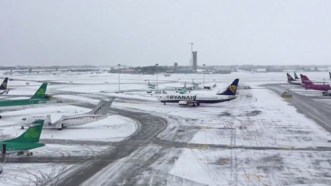 Дублинский аэропорт виден покрытым снегом, в Ирландии, 1 марта 2018 года