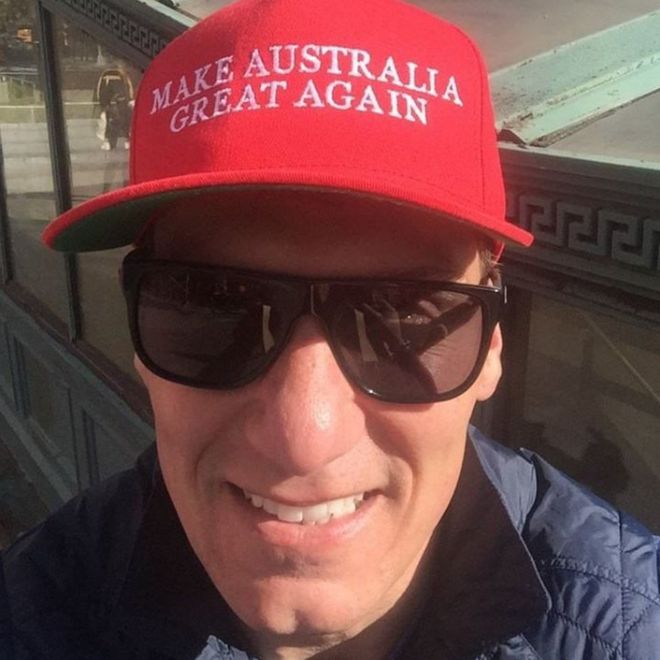 Кори Бернарди в бейсбольной шляпе 'Make Australia Great Again'