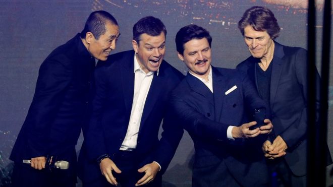 Режиссер Великой китайской стены Чжан Имоу с актерами Мэттом Дэймоном, Педро Паскалем и Виллемом Дефо