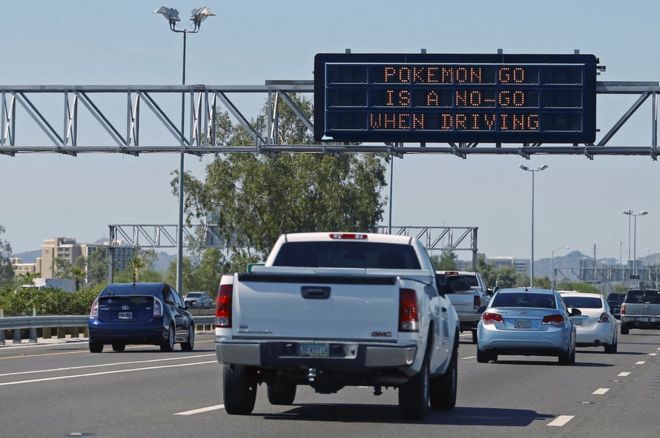Знак автострады Департамента транспорта штата Аризона вдоль межштатной автомагистрали 10 в западном направлении отговаривает играть в Pokemon Go