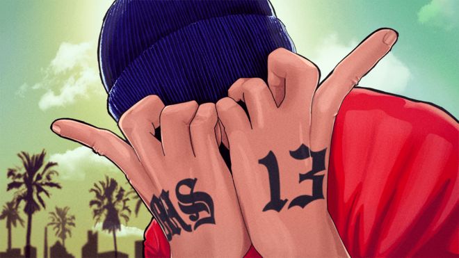 Una ilustración de un joven de la Mara Salvatrucha que se tapa la cara con las manos haciendo el gesto distintivo de la pandilla. En sus manos un tatuaje en letras góticas dice MS 13.