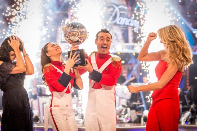 Джо Макфадден выигрывает «Танцы со звездами в 2017 году»