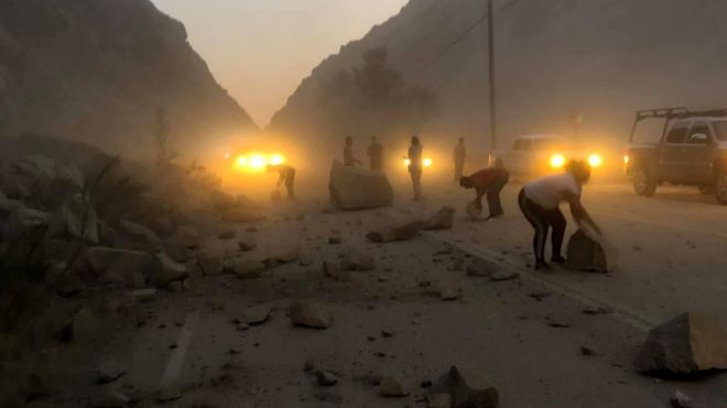 Un deslizamiento de tierra despuÃ©s del terremoto provocÃ³ el cierre de una carretera cerca de Ridgecrest, que ya fue reabierta.