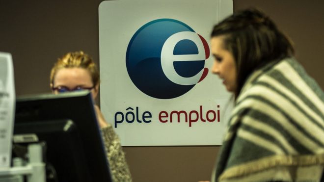 Сотрудник французского национального агентства занятости Pole Emploi беседует с безработной женщиной в агентстве в Лилле, северная Франция, в декабре 2015 года.