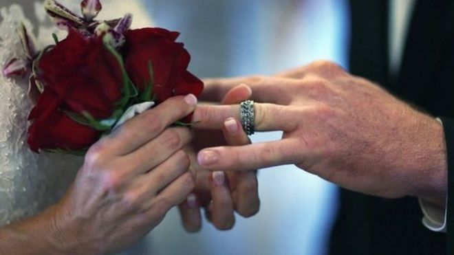 Пара обменивается кольцами на своей свадьбе