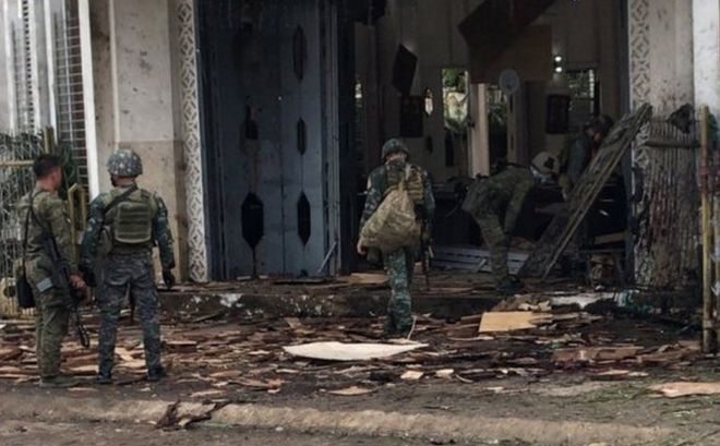 Солдаты собирают доказательства на месте двух взрывов бомб в Джоло. Фото: 27 января 2019 года