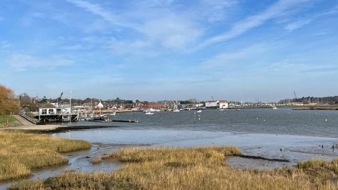 Suffolk protesters demand River Waveney clean up - BBC News