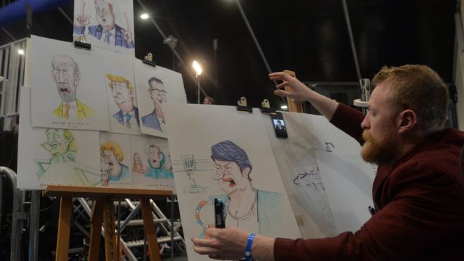 Карикатурист Брайан Спенсер рисует политических фигур в центре подсчетов Белфаста