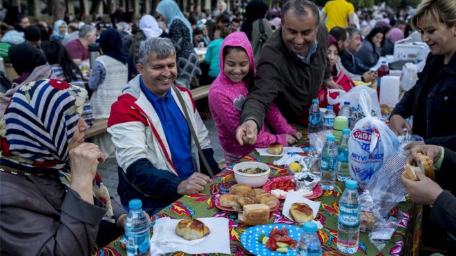 مسلمون أتراك يتناولولون وجبة الإفطار