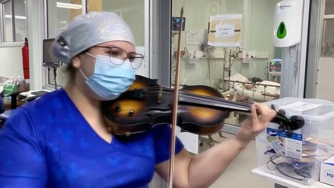 ممرضة تعزف الكمان لمرضى كورونا