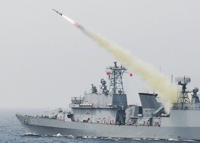 На раздаточном материале, предоставленном военно-морским флотом Южной Кореи, показано, что 3200-тонный эсминец «Ян Манчжун» запускает противокорабельную ракету «Гарпун», в то время как военно-морские силы и военно-воздушные силы проводят совместное учение с боевым стрельбой в Восточном море, 6 июля 2017 года.