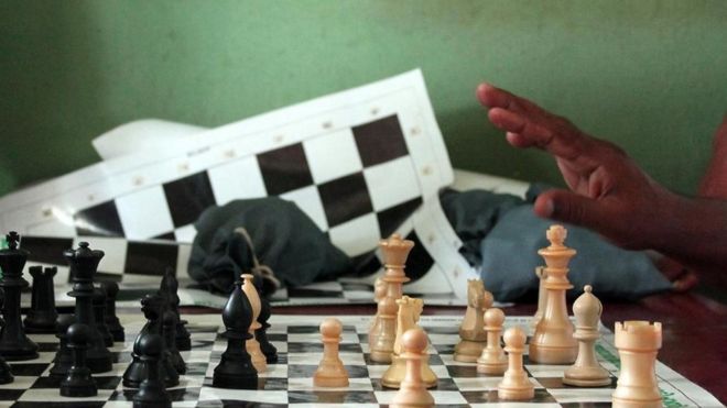 Toma cerrada de un tablero de ajedrez, en el que dos personas están jugando