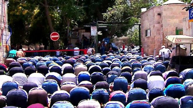 الفلسطينيون مستمرون في الصلاة خارج المسجد الأقصى