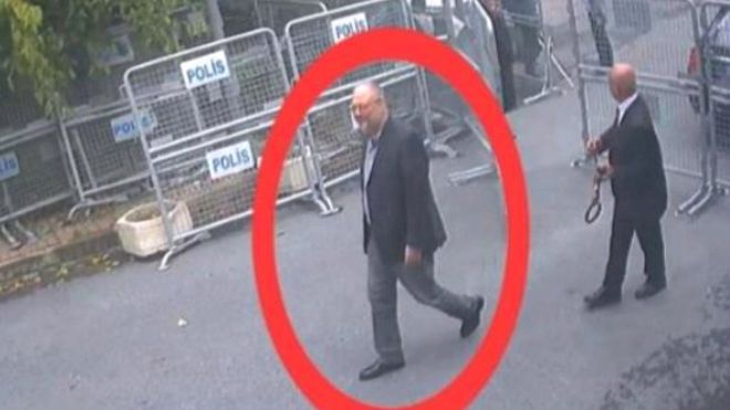 На видеонаблюдении виден саудовский журналист Джамал Хашогги, выделенный красным кружком, когда он прибывает в консульство Саудовской Аравии в Стамбуле