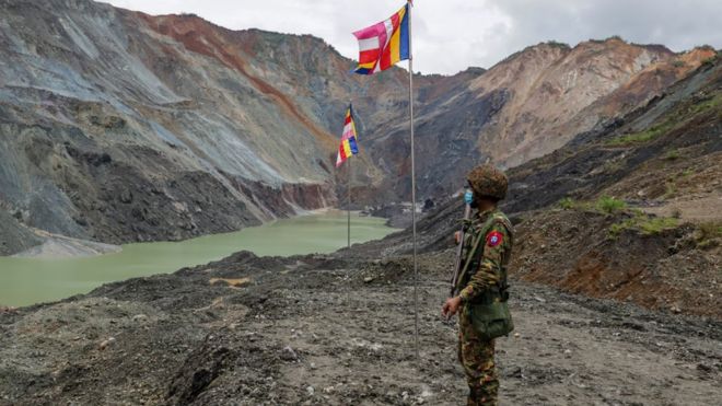 Мьянма Солдер на руднике