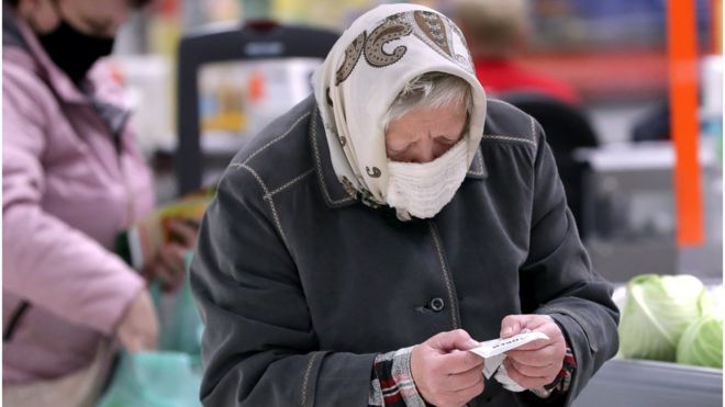 Посетительница пожилого возраста в гипермаркете