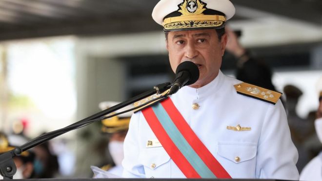 Almir Garnier fardado e discursando no microfone