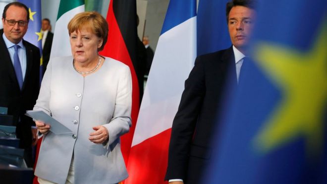 Канцлер Германии Ангела Меркель (C), президент Франции Франсуа Олланд (слева) и премьер-министр Италии Маттео Ренци (справа) на пресс-конференции в канцелярии во время обсуждения результатов Brexit в Берлине, Германия, 27 июня