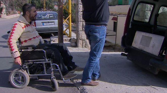 في لبنان، مشروع يهدف لتأمين خدمة النقل للأشخاص المقعدين عبر سيارات تم تجهيزها لتكون قادرة على استيعاب الكرسي المتحرك من دون الحاجة إلى نقل الشخص المُقعد أو تحريكه من على كرسيه.