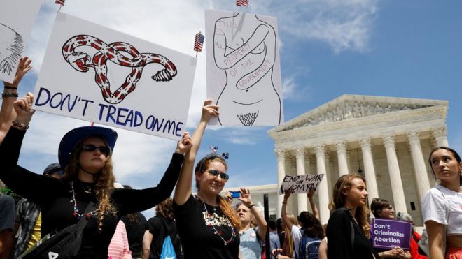 Демонстранты за права на аборт проводят митинг у здания Верховного суда США в Вашингтоне