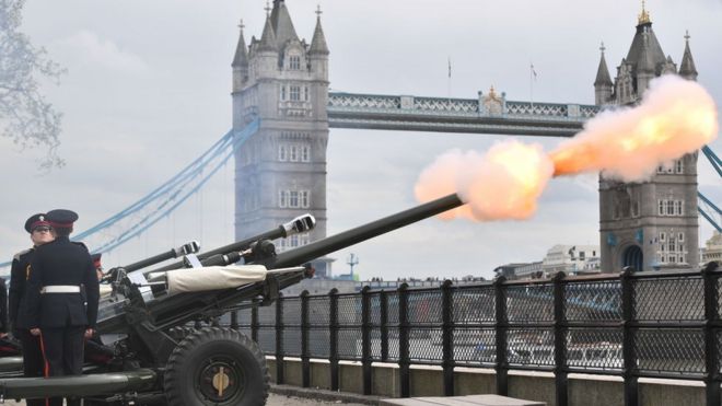 Достопочтенная артиллерийская рота стреляет из 62 орудийных салютов в Лондонском Тауэре