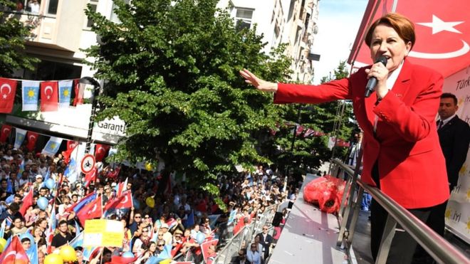 Лидер турецкой партии «Ии» («Хорошо») и кандидат в президенты Мерал Аксенер выступает перед сторонниками на митинге в Авджилар Мармара 22 июня 2018 года в Стамбуле, Турция