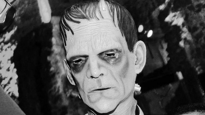 Un actor con una máscara del monstruo de Frankenstein