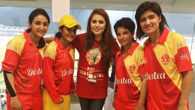 Momina Mustehsan with female cricket players from Islamabad United