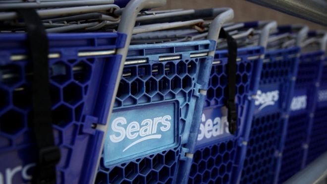 Логотип Sears отображается на тележках за пределами магазина Sears 31 мая 2018 года в Ричмонде, штат Калифорния.