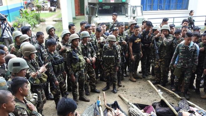 Tentara Filipina dan lima jasad anggota kelompok Abu Sayyaf menyusul baku tembak di Jolo, provinsi Sulu di pulau Mindanao, Filipina Selatan, dalam pembebasan dua nelayan Indonesia yang diculik kelomp[ok itu, 7 September 2017.