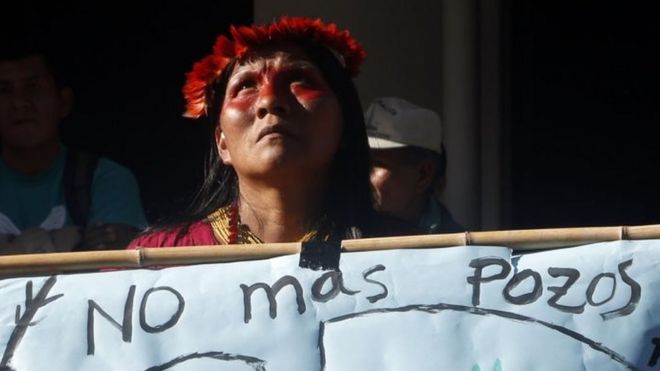 Indígena protesta contra exploração de petróleo na Amazônia